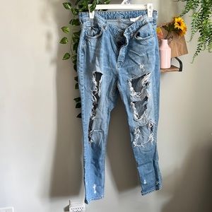 Cute jeans with holes